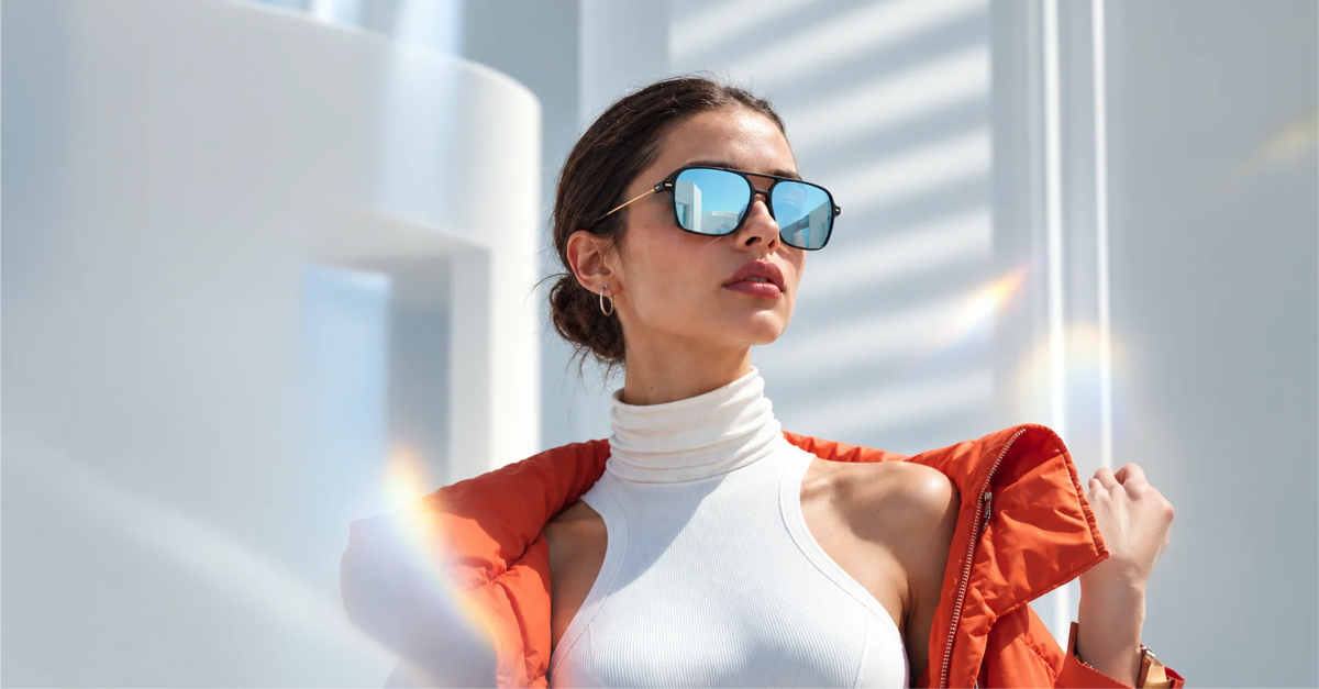 Modelo usando gafas de sol Orbital